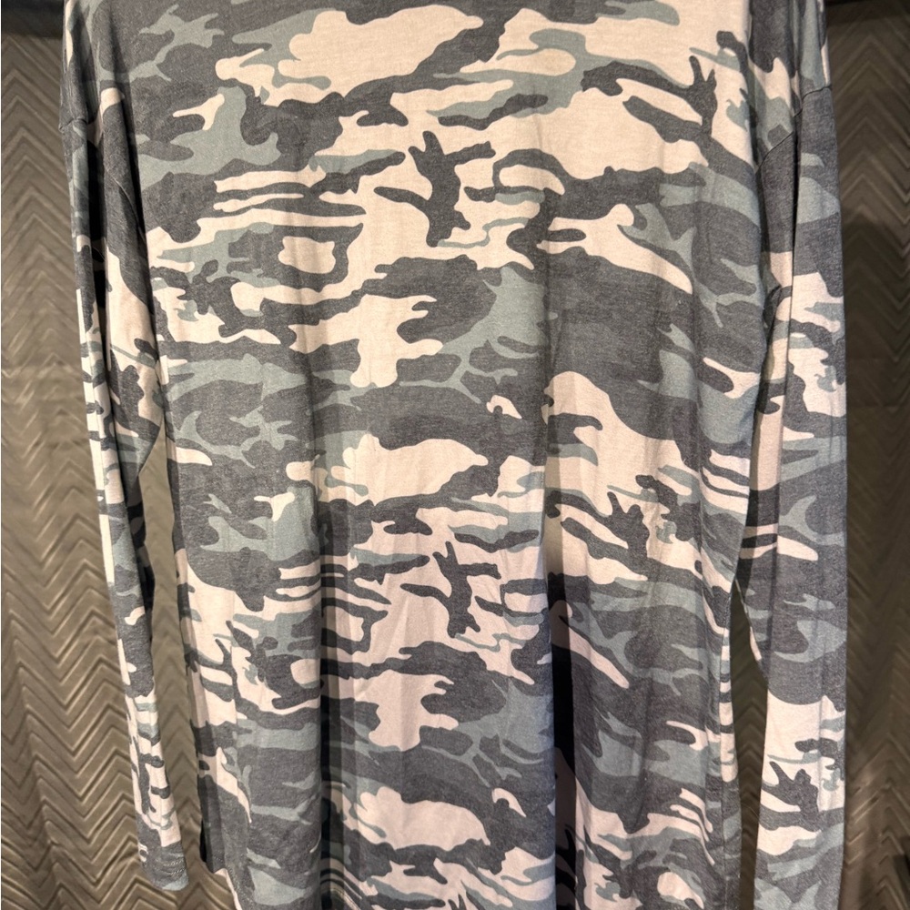 easel Men's Long Sleeve Camo Tee in Gray & Cream